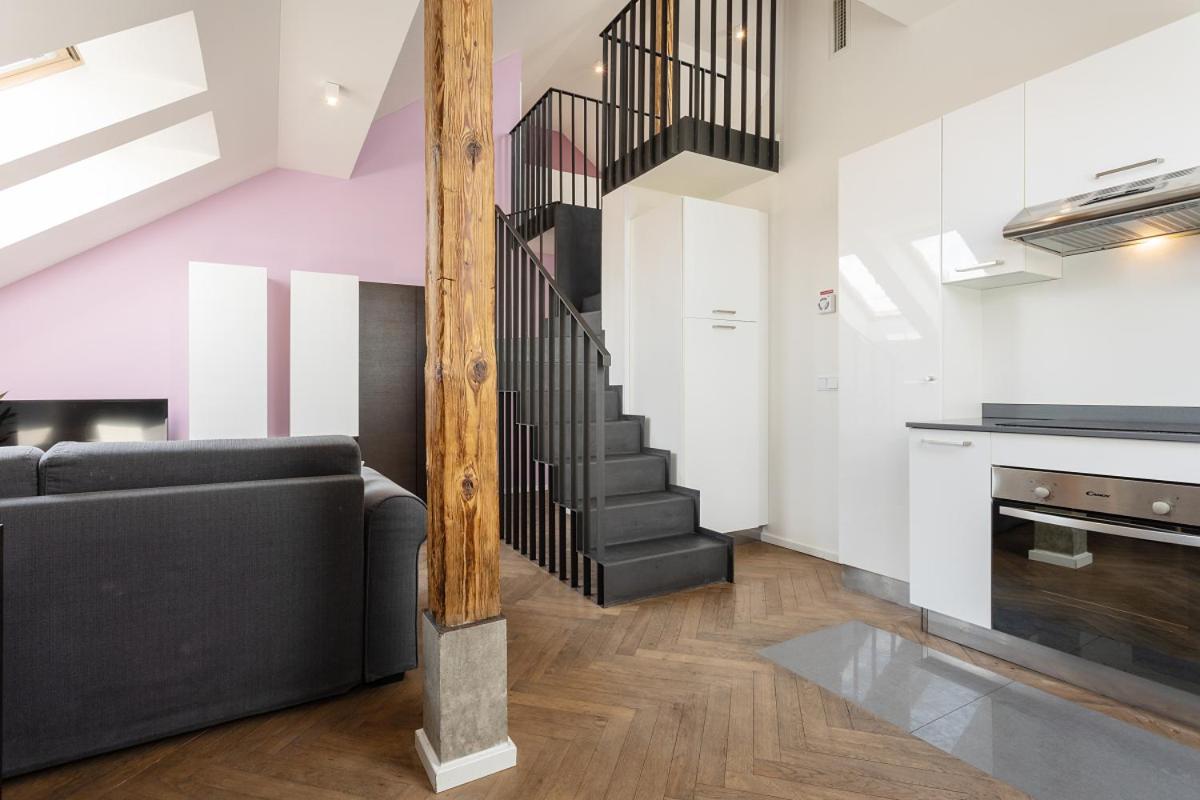 Modern Close To River * Praag