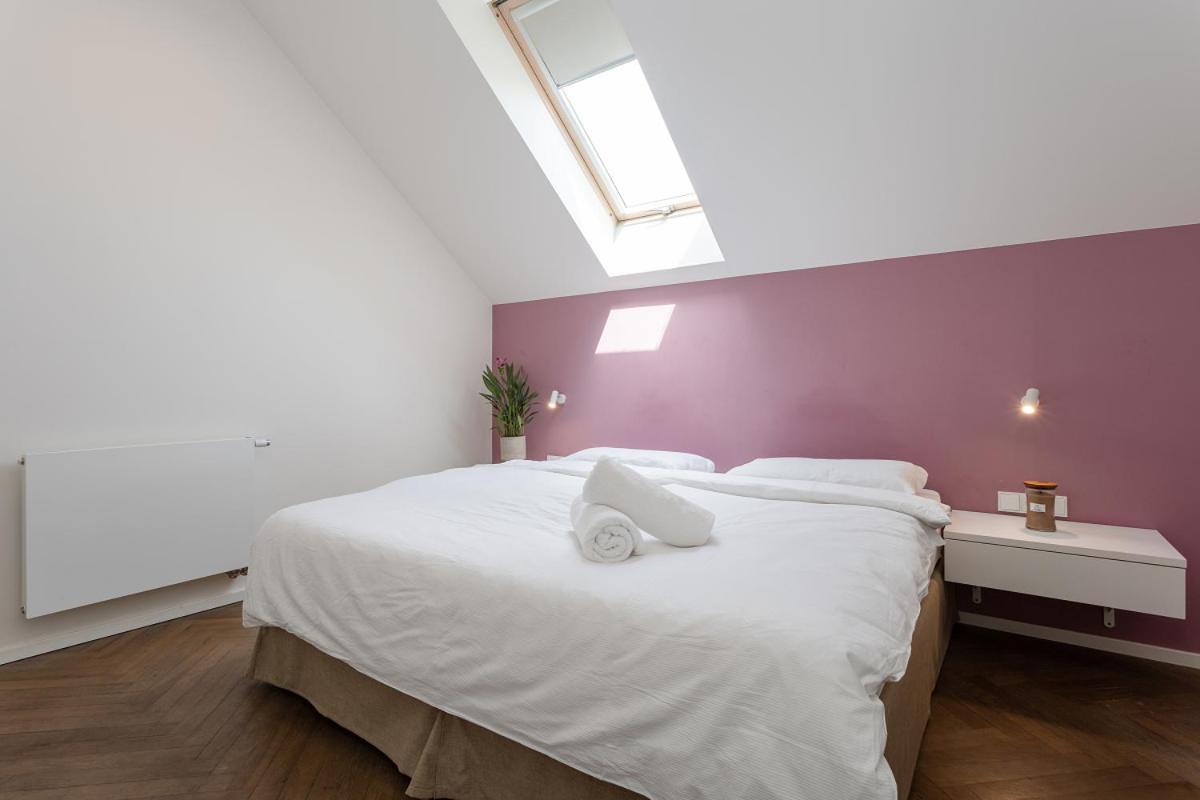 Modern Close To River * Praag